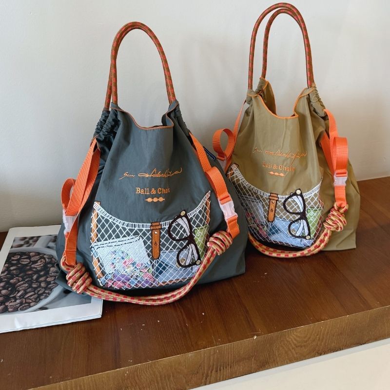 New Style Women's Shoulder Bag - Embroidery Cat recension och pris